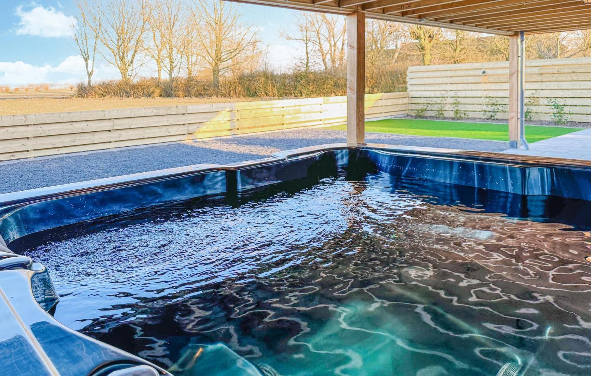 Vakantiehuis In With Jacuzzi Stavenisse